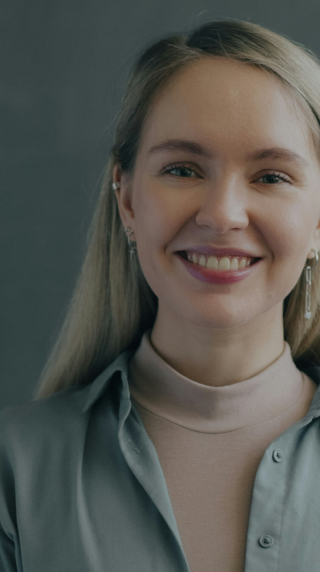 Portrait of a friendly coordinator woman